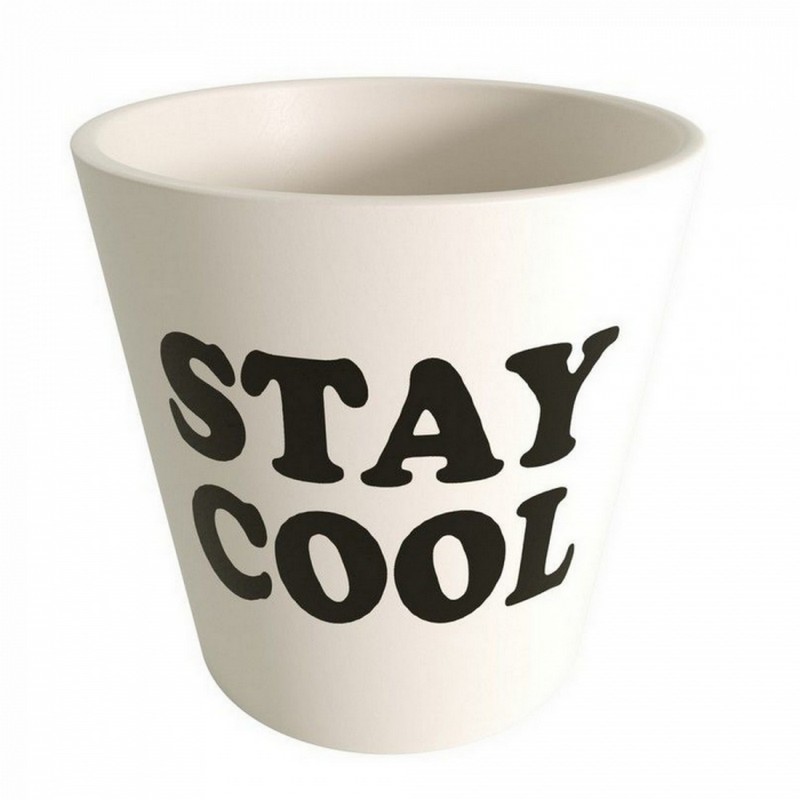 Tazzina da caffè bianca in plastica riciclata decorata con Snoopy con occhiali e maglietta scritta “Stay cool” sul retro